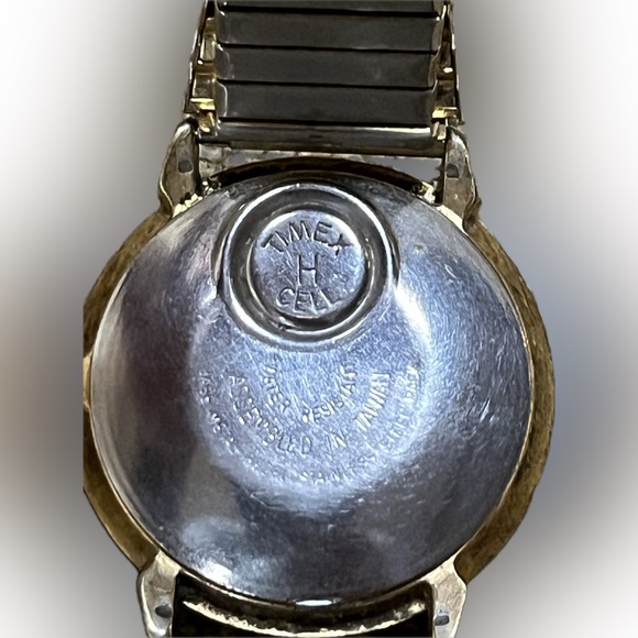Vintage Timex Quartz Watch with Date Display - Picture 3 of 8